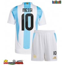 Camisa de Futebol Argentina Lionel Messi #10 Equipamento Principal Infantil Copa America 2024 Manga Curta (+ Calças curtas)